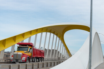 Fototapeta premium Toronto (Canada) Port Lands bridge: Cherry St. South Bridge with dump truck