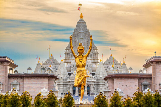 Statue of Nilkanth Varni with Akshardham Mahamandir temple in the back