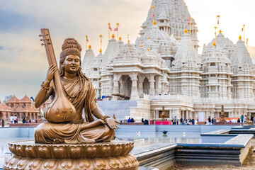 Scenic hindu statue with Akshardham Mahamandir temple in the back at BAPS Swaminarayan Akshardham