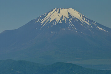 丹沢山地の丹沢山より望む初夏の頃の富士山
 - obrazy, fototapety, plakaty
