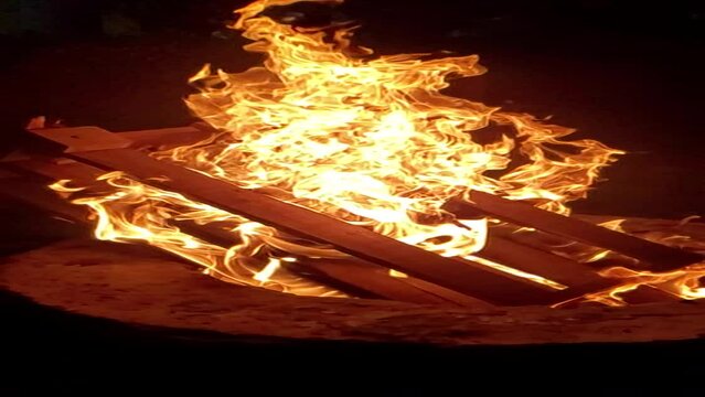 TRONCOS CON FUEGO EN CAMARA LENTA FOGATA ARDIENDO CON TRONCOS SECOS LE&Ntilde;A ARDIENDO FUEGO LENTO