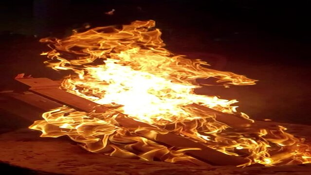 Fogata ardiendo c&aacute;mara lenta troncos prendidos a fuego lento le&ntilde;a ardiendo en c&aacute;mara lenta