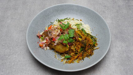 Serundeng fried chicken, seasoned rice, long beans, basil, sambal matah, sliced ​​leaves, Indonesian food