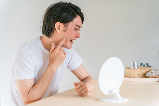 虫歯・歯列矯正・歯周病・歯が気になる若い男性（歯痛）
