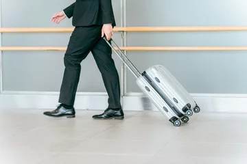 Deurstickers スーツケース・キャリーケースを持って出張に行くビジネスマン・海外出張・海外赴任・商社・貿易  © buritora