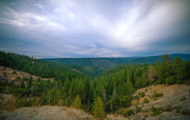 el Horizonte entre montañas