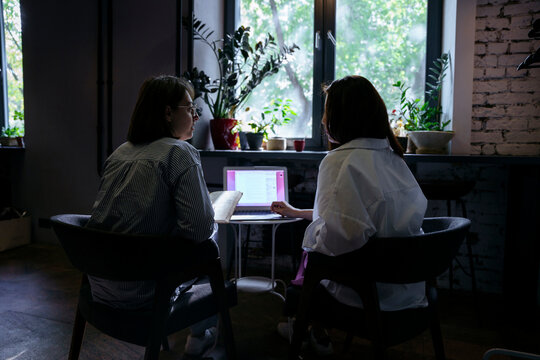 Two business women discuss a project in a cafe