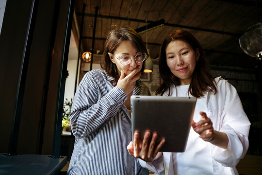 Two business women working in a cafe