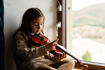 kid playing violin 