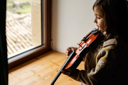kid playing violin 
