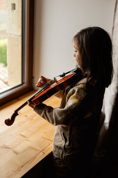 young girl playing the violin
