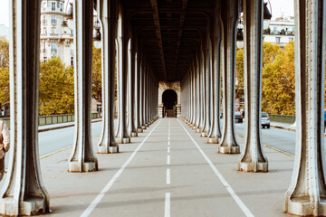 Bir Hakeim bridge vanishing point