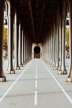 Bir Hakeim bridge vanishing point