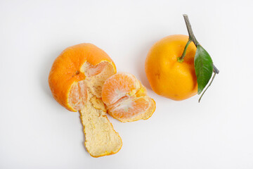 Tangerines or mandarin oranges (Citrus reticulata) are oranges that can grow in tropical and subtropical areas, randomly some are whole, some have been cut, with a white background