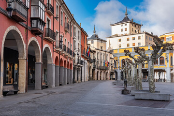 Beautiful main square with arcades around it and old buildings in Aranda de Duero, Burgos - obrazy, fototapety, plakaty
