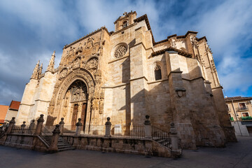 Medieval Catholic cathedral in the picturesque town of Aranda de Duero, Burgos. - obrazy, fototapety, plakaty
