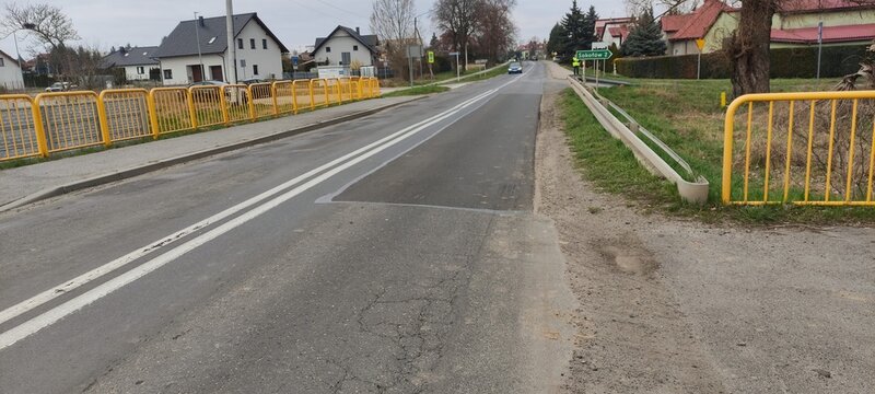 Łata w nawierzchni drogi.