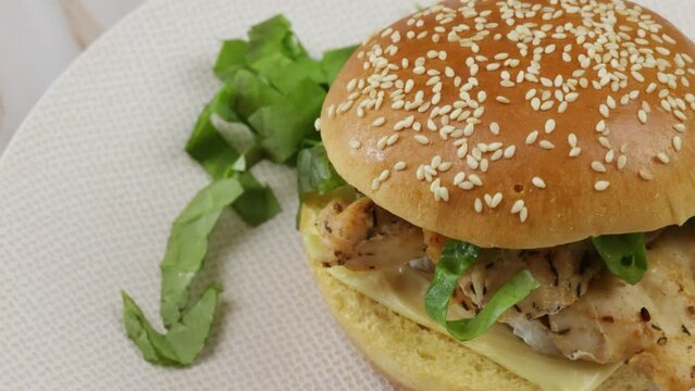 burger au poulet, en gros plan, dans une assiette