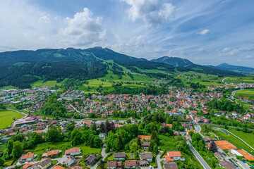 Fototapeta na wymiar Die Gemeinde Nesselwang im Ostallgäu im Luftbild