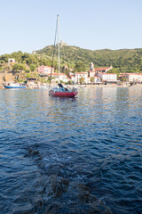 Bateaux de plaisance dans la baie de Collioure. Bateaux dans la mer méditerranée. Bateaux sur le littoral méditerranéen. Entrée du port de Collioure. Littoral Pyrénées Orientales. Vue sur Collioure