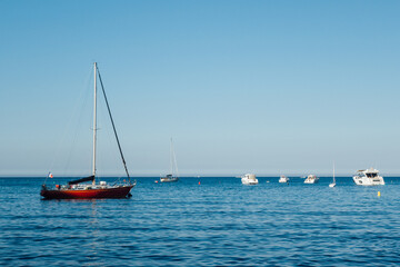 Fototapeta premium Voilier sur la mer méditerranée. Bateau à la coque rouge. Bateaux de plaisance à la mer.