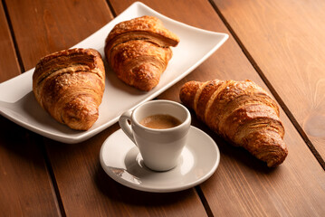 Tazzina di caffè espresso italiano e cornetti freschi, colazione europea  - 778012395