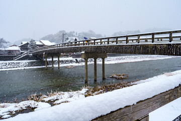 雪が降る城下町金沢　浅野川にかかる梅ノ橋