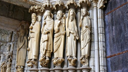 Détail de la statuaire de la cathédrale catholique Notre-Dame de Chartres en Eure-et-Loir France...