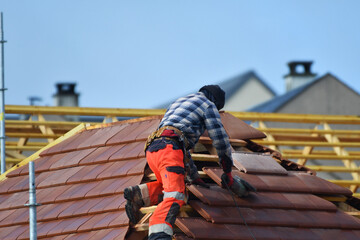 ouvrier couvreur sur un toit d'une construction - 778036949