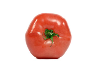 Swieży pomidor z zielona szypułka na białym tle