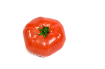 Jeden pojedynczy czerwony pomidor leży na białym tle - obrazy, fototapety, plakaty