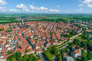 Ausblick auf die pittoreske Stadt Nördlingen im Rieskrater in Nordschwaben