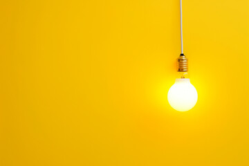 黄色い壁と黄色い電球