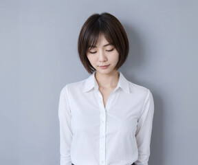 白いシャツの女性_30代_うつむき_01