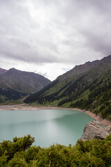 Fototapeta premium A lake in the middle of a valley surrounded by mountains
