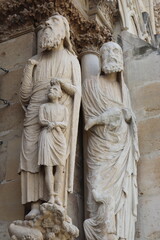 Abraham und Isaak - gotische Skulpturen am rechen Portal Eingang der Kathedrale in Reims Frankreich