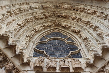 Portale Figuren und Schmuck an der gotischen Kathedrale von Reims Frankreich - Musterbeispiel einer Kirche der Gotik