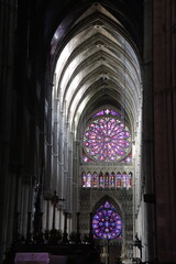 Kathedrale von Reims innen Innenraum gotisches Kirchenschiff Gotik mit Fensterrosette Fenster
