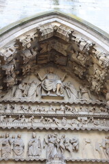 Portale Figuren und Schmuck an der gotischen Kathedrale von Reims Frankreich - Musterbeispiel einer Kirche der Gotik