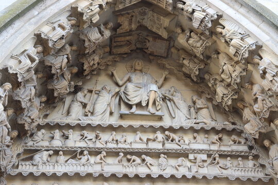Portale Figuren und Schmuck an der gotischen Kathedrale von Reims Frankreich - Musterbeispiel einer Kirche der Gotik
