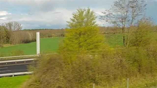 Vue de l'Autoroute A5 &agrave; bord du TGV &agrave; 300km/H