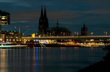 Obraz premium Night view on the banks of Rhine river in Cologne, Germany