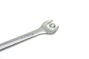 Chiave inglese su sfondo bianco