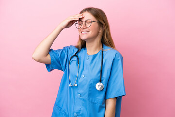 Young surgeon doctor woman isolated on pink background has realized something and intending the solution - obrazy, fototapety, plakaty