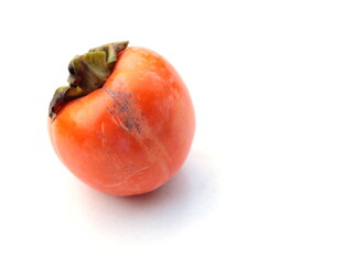 Primo piano di un caco con sfondo bianco