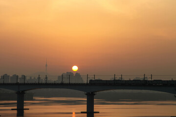 Obraz premium The morning sun rising above the Han River Bridge in Seoul