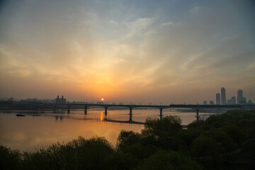 Fototapeta na wymiar The morning sun rising above the Han River Bridge in Seoul