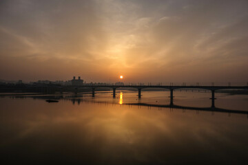 Fototapeta na wymiar The morning sun rising above the Han River Bridge in Seoul