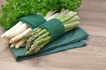 Grüner und weißer Spargel auf einem Küchentuch.