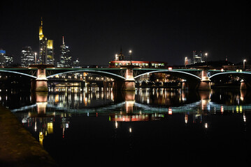 Frankfurter Skyline bei Nacht